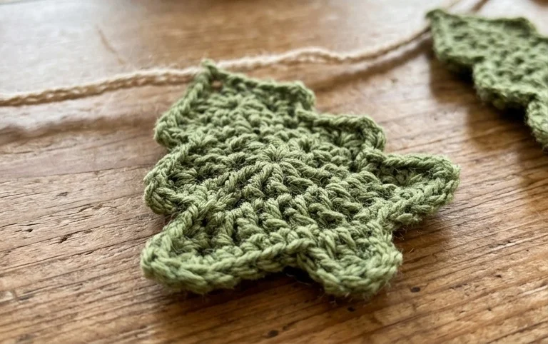 Quick Christmas Tree Garland Crochet Patterns - DIY Magazine